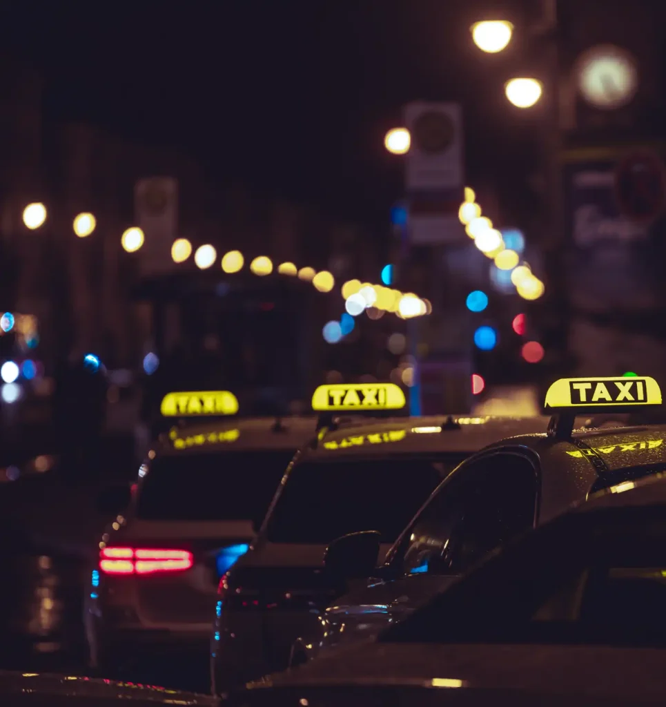 flotila vozidiel taxisluzby na hlavnej ulici