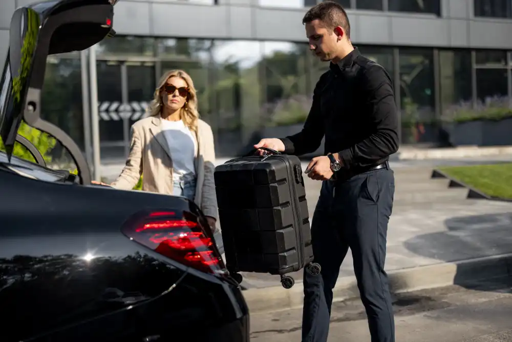taxi na letisko nakladanie batožiny do vozidla
